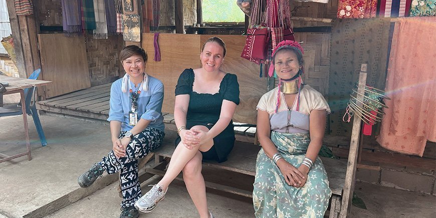 Michelle og kvinde fra Long Neck-stammen