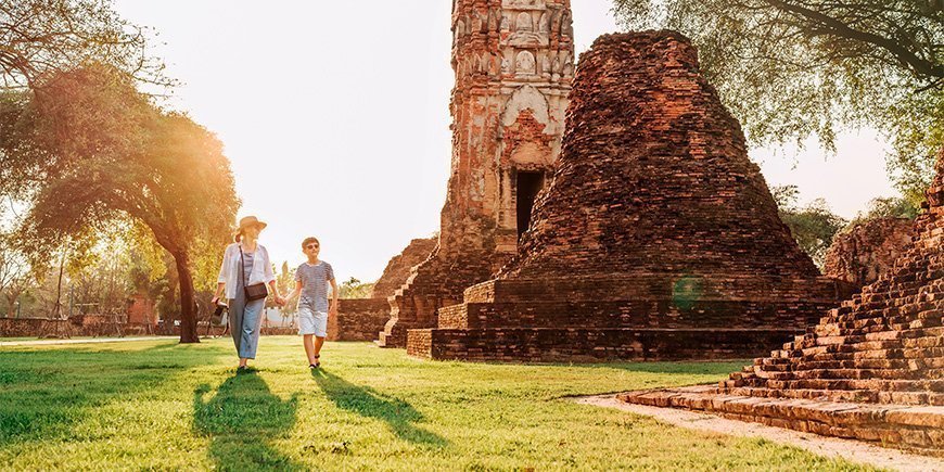 Mor og søn går tur ved Ayutthaya i Thailand