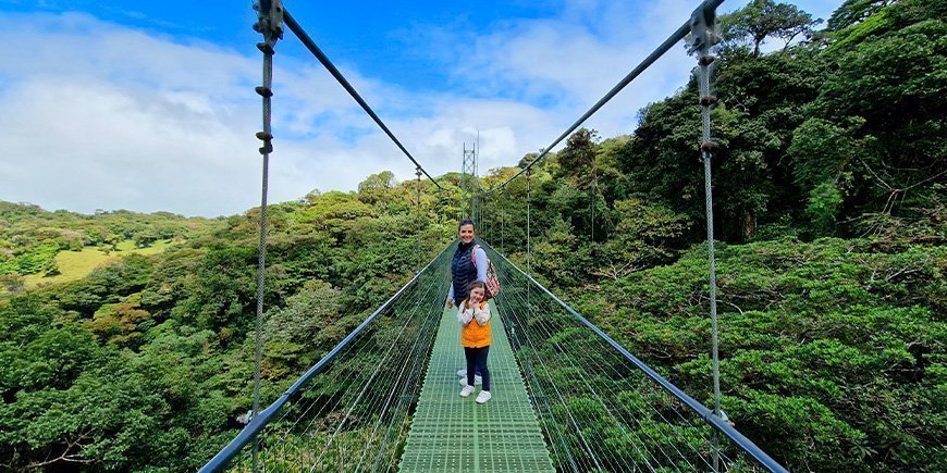 Mor og datter står på hængebro i Monteverde i Costa Rica