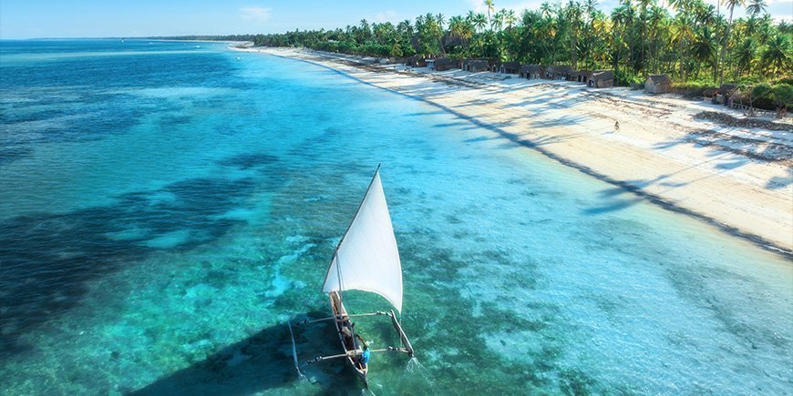 Traditionel båd ud for stranden på Zanzibar i Tanzania