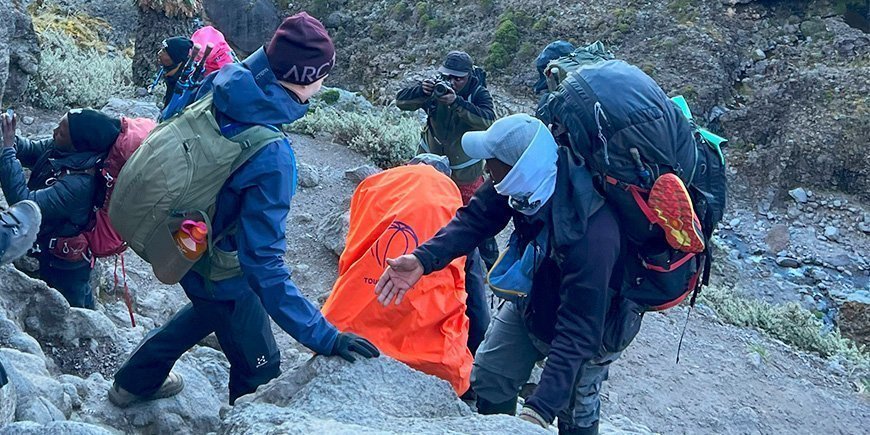 Guide giver en hånd til bestiger