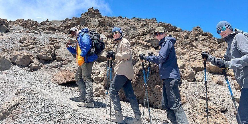 Guide med familie på Kilimanjaro