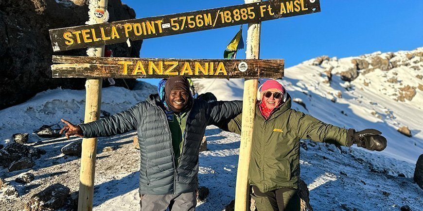 Cat og guide ved Stella Point på Kilimanjaro