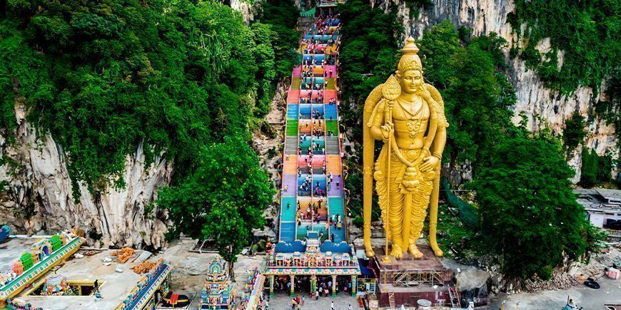 Statue og farverige trapper ved Batu Caves i Malaysia
