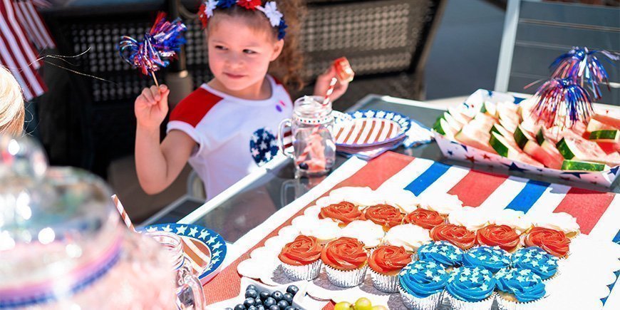 Lille pige fejrer USA's uafhængighedsdag