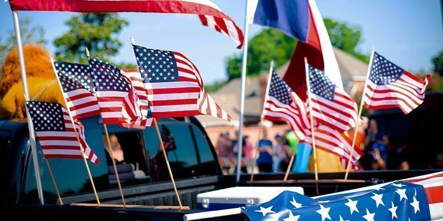 Masser af amerikanske flag på bil under Uafhængighedsdagen i USA