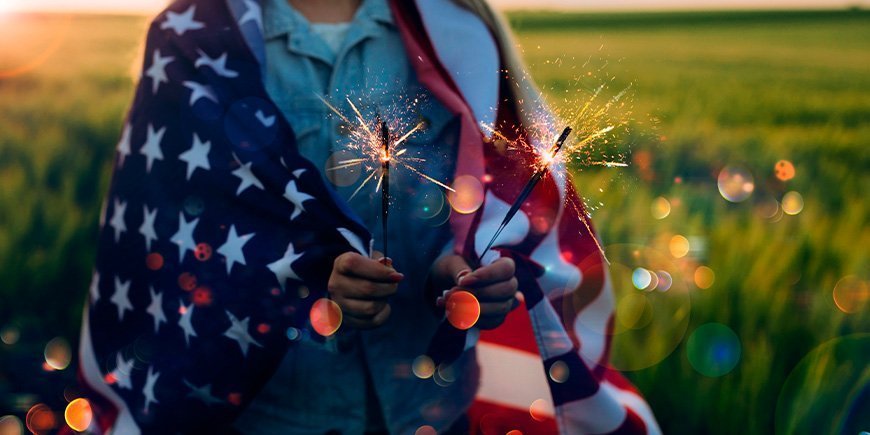 Kvinde med amerikansk svag svøbt omkring sig