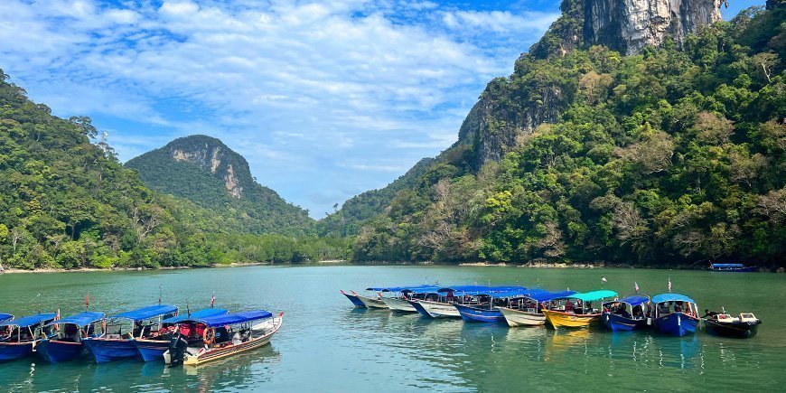 Både i vandet ved øen Langkawi