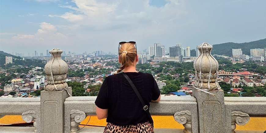 Michelle fra TourCompass kigger ud over Penang