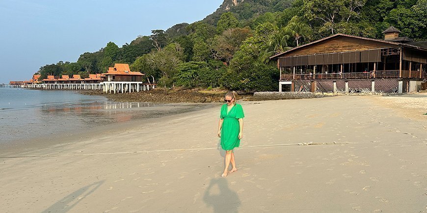 Michelle fra TourCompass går på stranden på Langkawi