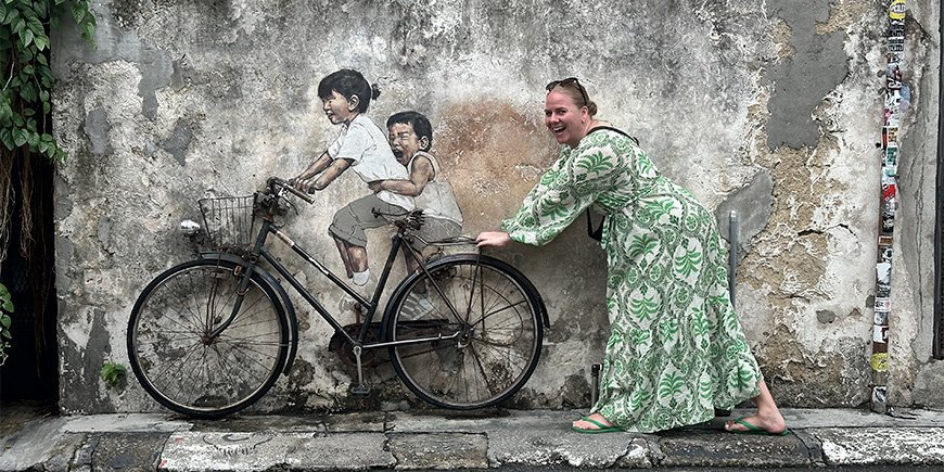 Michelle interagerer med smuk street art i George Town