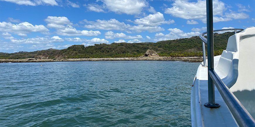 Båd, der sejler ud for Sámara i Costa Rica