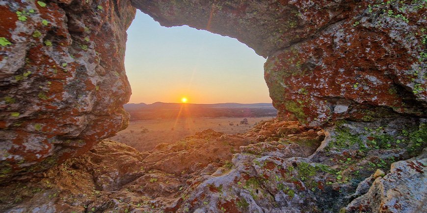 Solnedgang ved Window of Isalo i Isalo Nationalpark i Madagaskar