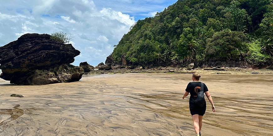 Michelle fra TourCompass går i Bako Nationalpark på Borneo i Malaysia