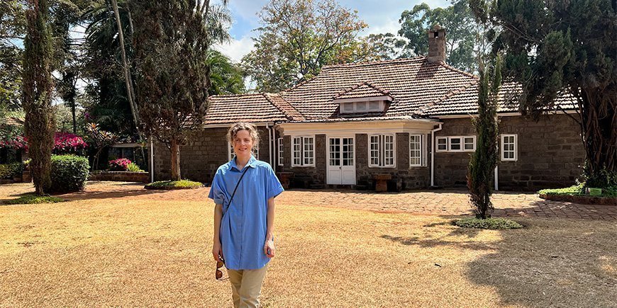 Ingun fra TourCompass foran Karen Blixen Museum i Nairobi
