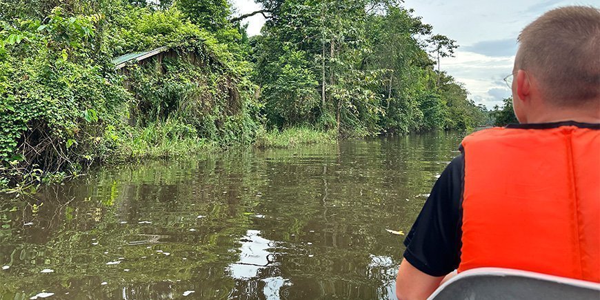 Mikkel kigger fokuseret ind i regnskoven