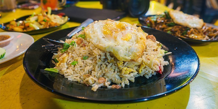 Nasi Goreng, malaysisk ret, serveret på et natmarked