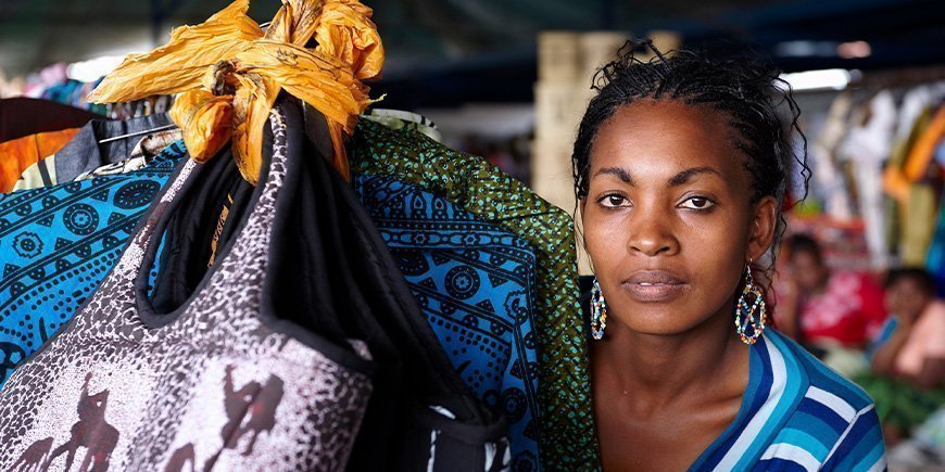 Kvinde på maasai-marked i Nairobi