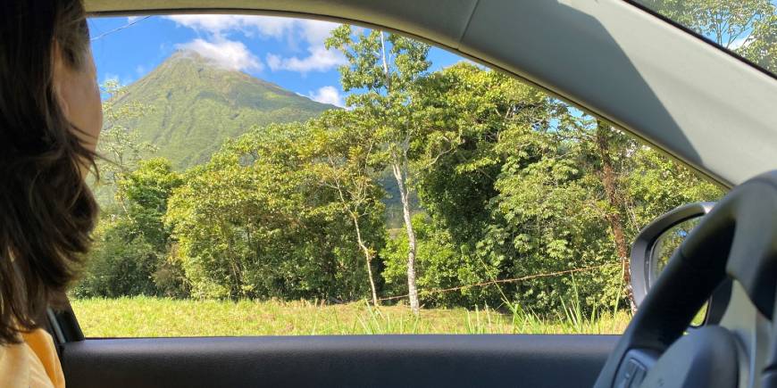 Henry i bil ved Arenal-vulkanen i Costa Rica