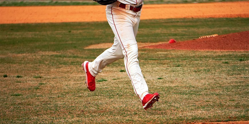 Baseball-spiller løber på en bane