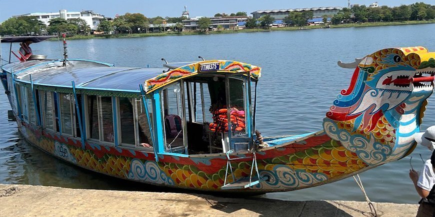 båd på Parfumefloden i Hué i Vietnam