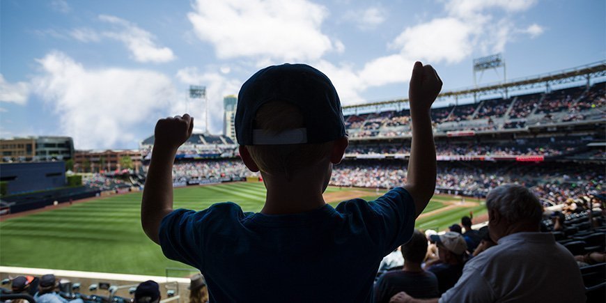 Barn hepper til baseballkamp