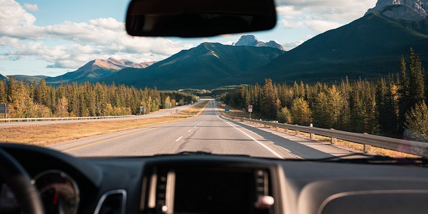 Kigger gennem en bilrude på en motovej i Banff Nationalpark i Canada