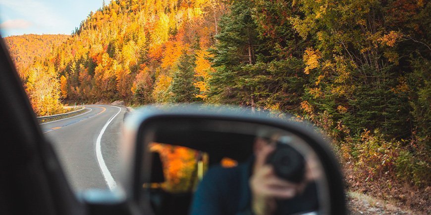 Mand tager billede ud af et bilvindue i Canada