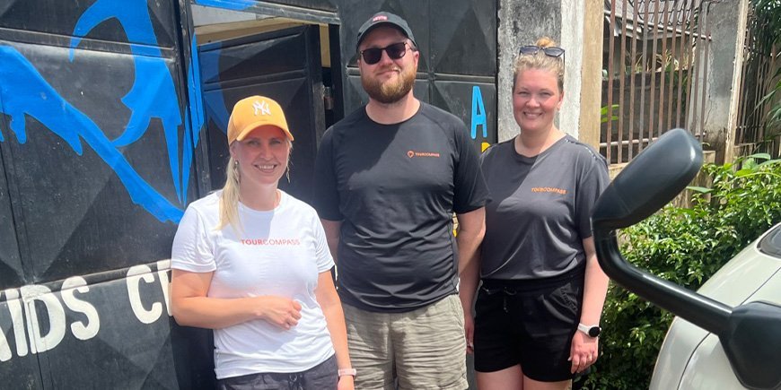 Pernille og to kollegaer ved indgangen til Moshi Kids Center