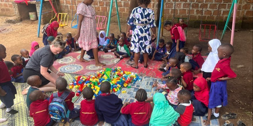 Pernille leger med børnene i Moshi Kids Center