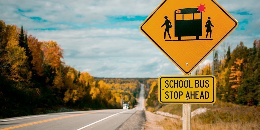 Skilt, der viser, at der er skolebusstoppested længere fremme