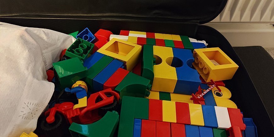 Kuffert fyldt med lego