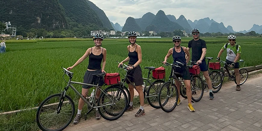 På cykel med familien i Yangshuo, Kina