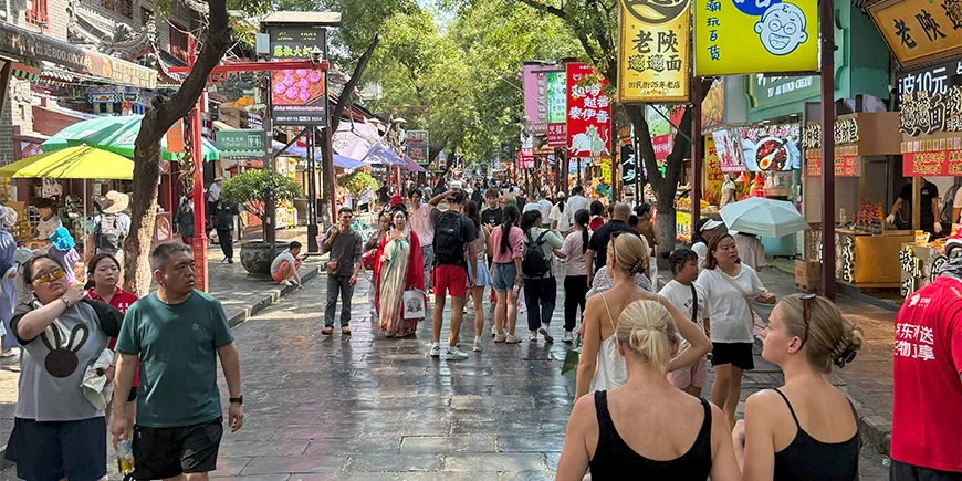 Cluas' døtre går på gaden i Kina