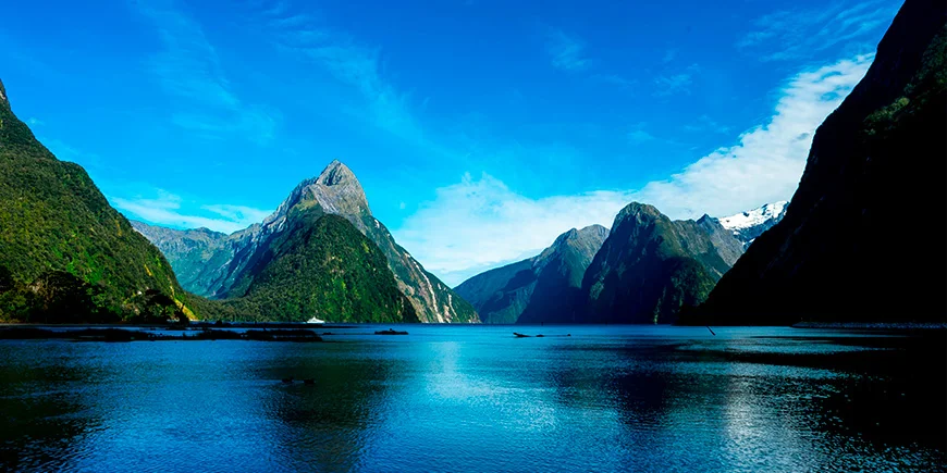 Klart vejr med blå himmel ved Milford Sound i New Zealand