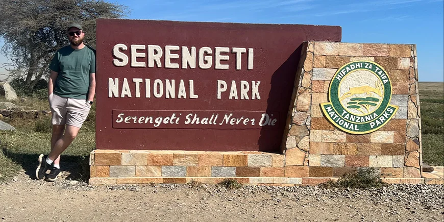 Liam ved indgangen til Serengeti