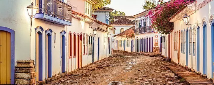 Udsigt over det historiske centrum med kirke i Paraty, Rio de Janeiro, Brasilien