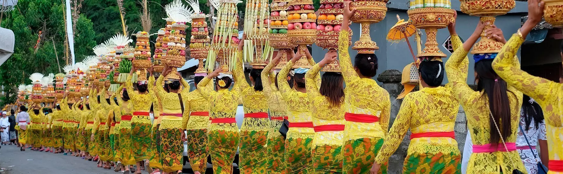 Procession af smukke balinesiske kvinder i traditionelle kostumer, på vej til hinduistisk ceremoni på Bali.