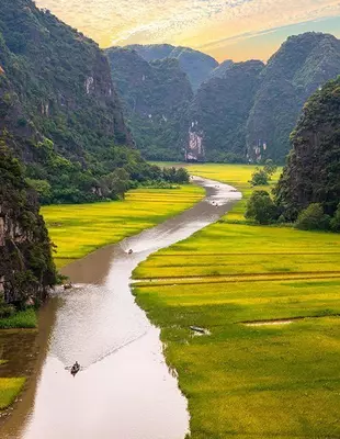 Fantastisk udsigt over Tam Coc med karstformationer, Ninh Binh-provinsen, Vietnam Flodstrøm over bjerget