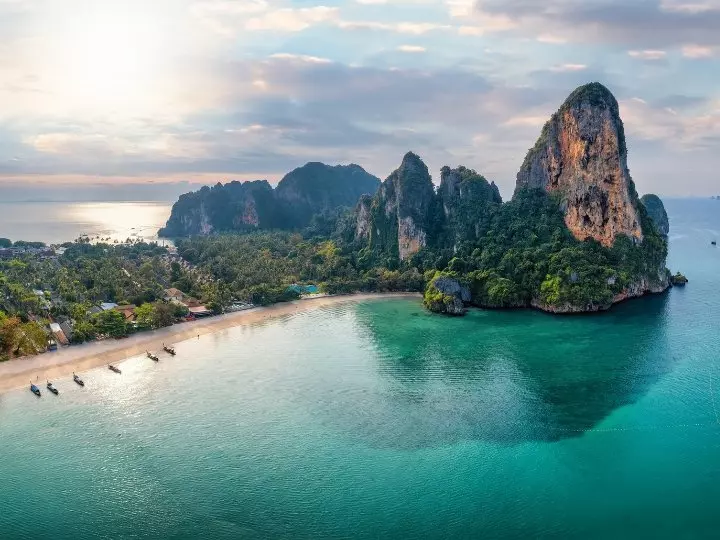 Panoramaudsigt til Railay beach i Krabi i Thailand