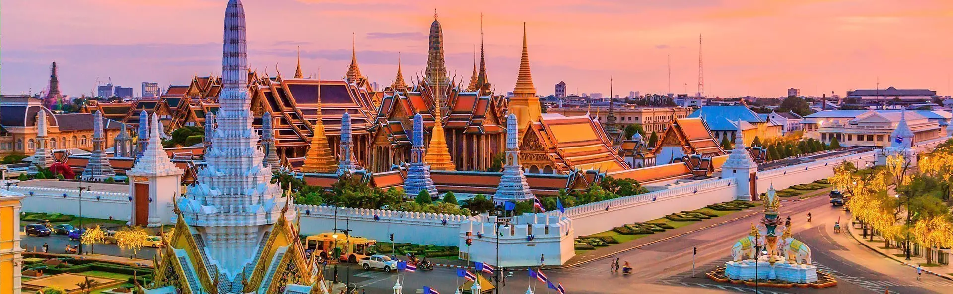 Grand Palace i solnedgangen i Bangkok