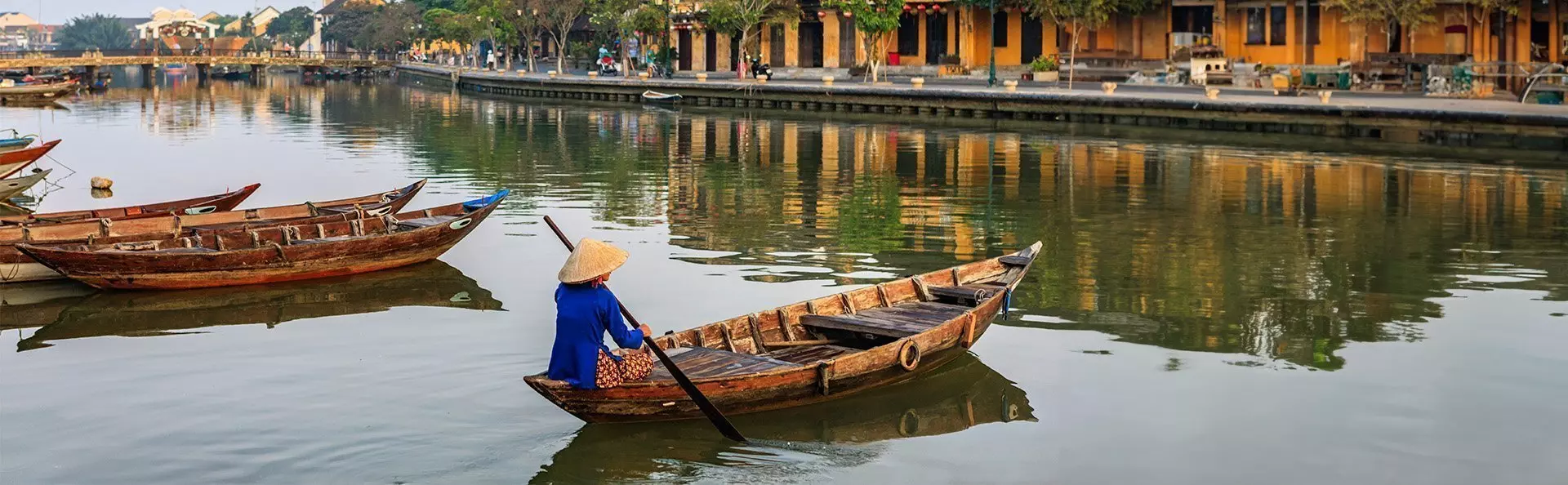 Vietnamesisk kvinde padler i den gamle bydel i Hoi An, Vietnam.