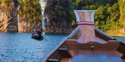 Longtailbåd sejler på Cheow Lan-søen i Khao Sok