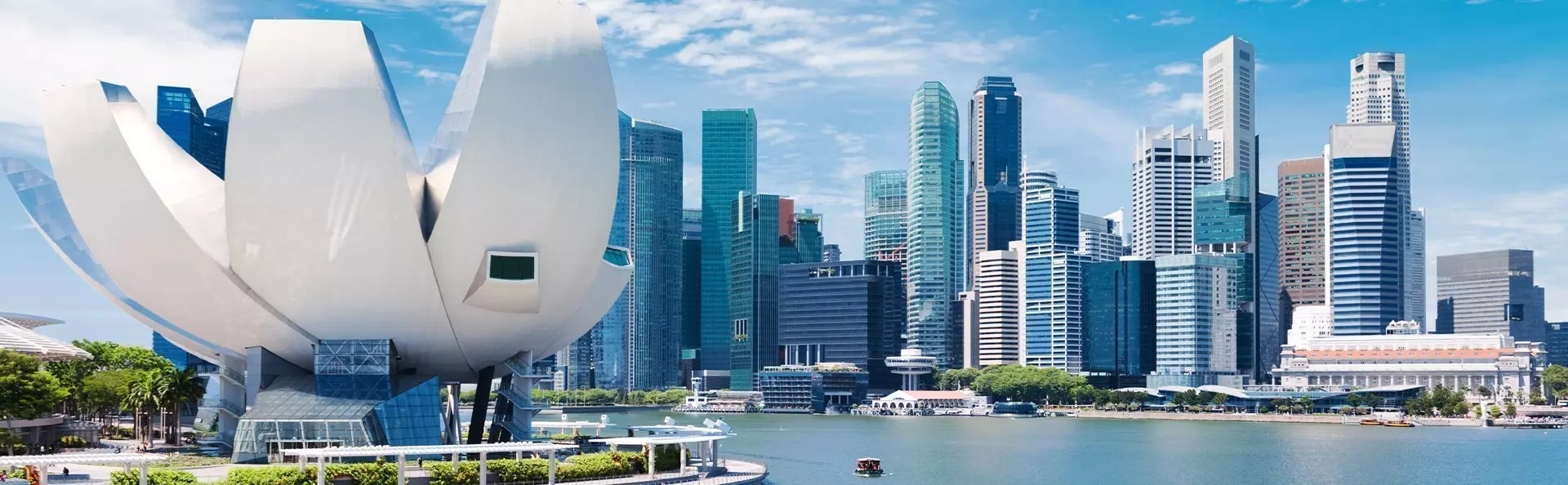 Singapores skyline på en solrig dag