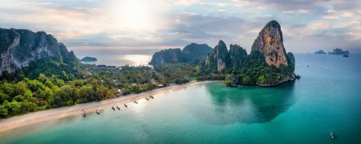 Panoramaudsigt til Railay beach i Krabi i Thailand