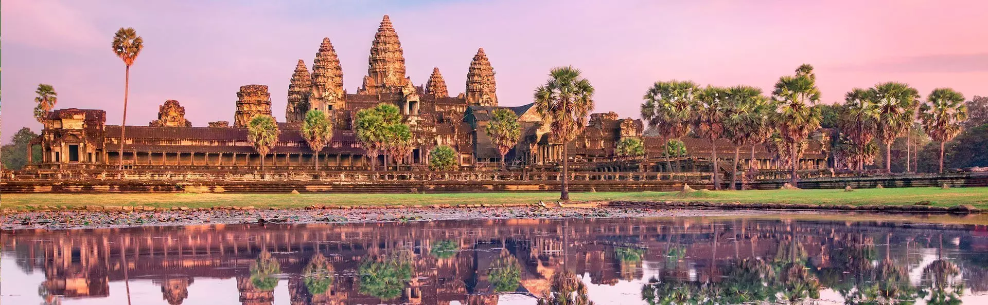 Vandspejling af Angkor Wat i Cambodia