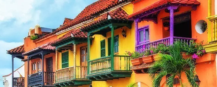 Farverige gade i Cartagena de Indias, Colombia