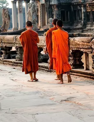 3 munke går ved Angkor Wat