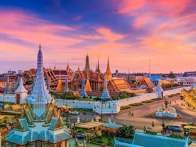 Grand Palace i solnedgangen i Bangkok