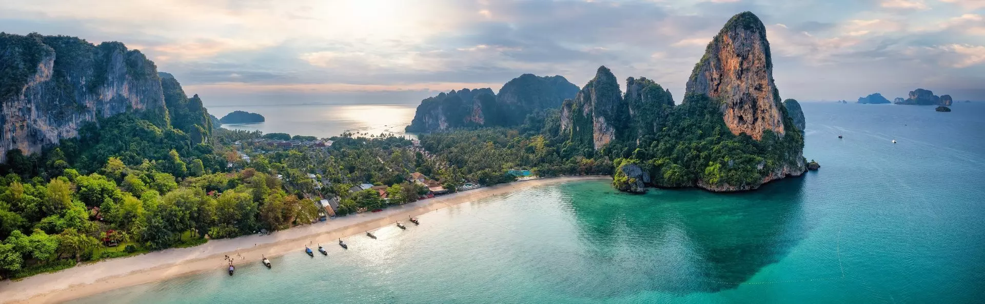 Panoramaudsigt til Railay beach i Krabi i Thailand